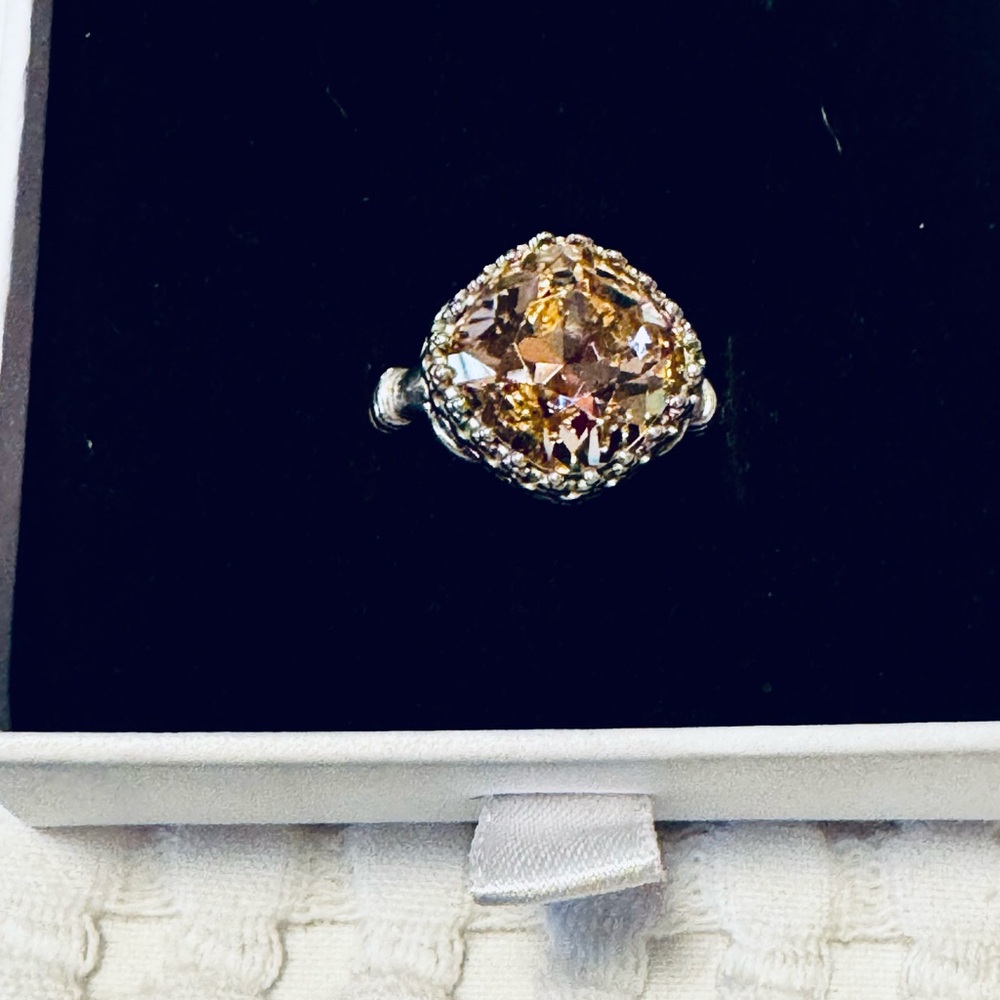 New crystal ring 5.5 ct set in Sterling silver .925. Statement ring size 8.
